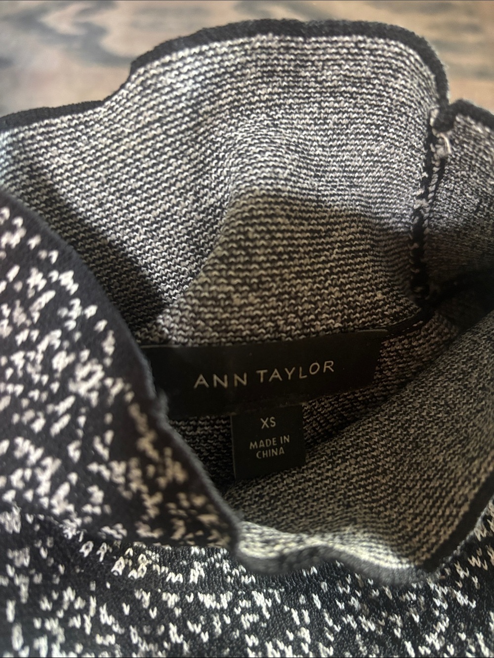 Ann Taylor Black & White Knit Pattern Women's Tee